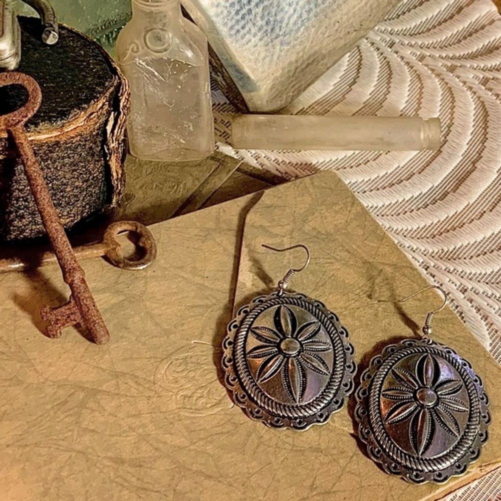 ⚙️3For$30⚙️ NEW Western Concho Flower Earrings